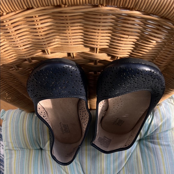 Croft & Barrow Black Perforated Flats - Picture 6 of 8